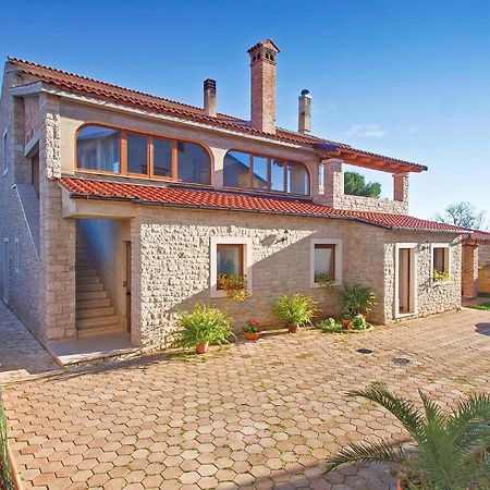 Lovely Home In Sisan With Outdoor Swimming Pool Extérieur photo
