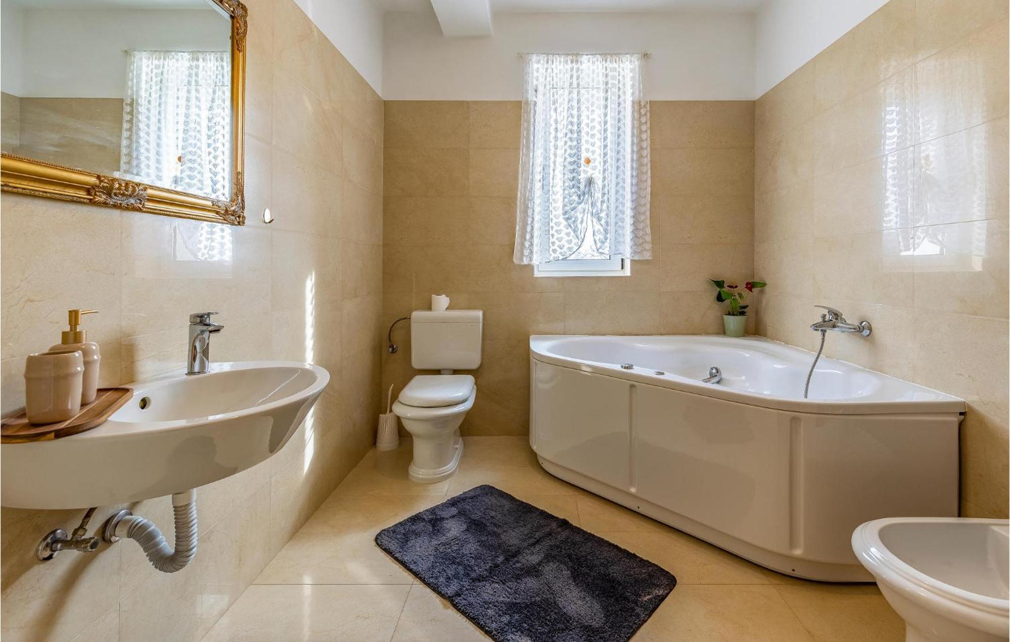 Lovely Home In Sisan With Outdoor Swimming Pool Extérieur photo